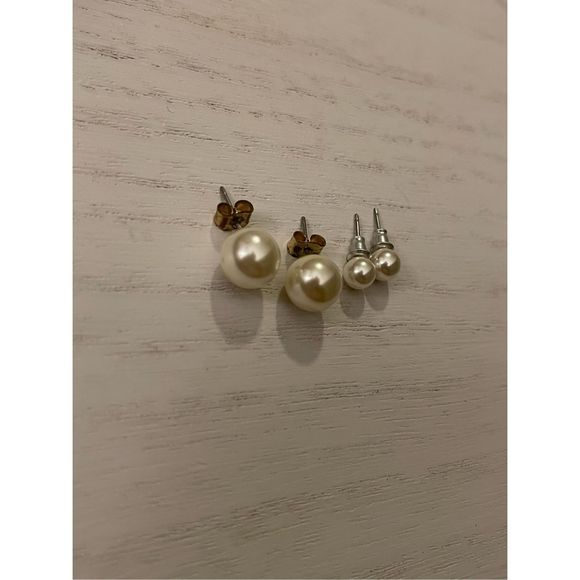 💕Forever 21 Womens Faux Pearl Studs Earrings 2 Pairs - Picture 2 of 3